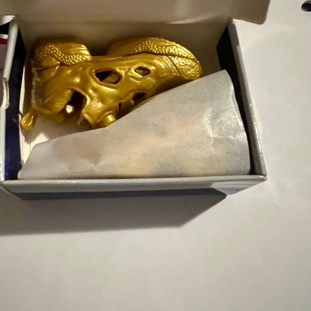 Mini Brands Ultra Rare Gold Reebok - Picture 5 of 8